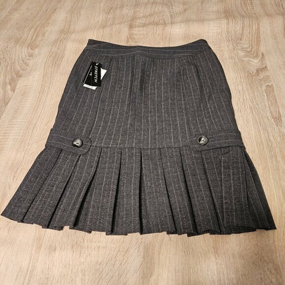Bcx Size 5 Gray Striped Pleated Skirt Size 5 Stretch Nwt - Picture 3 of 6